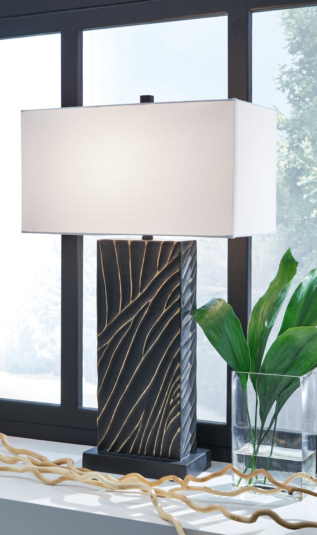 Furniture City Slidell - Ashley Furniture - Bartlen Lighting - Poly Table Lamp (1/CN) / Black/Gold Finish - L235774
