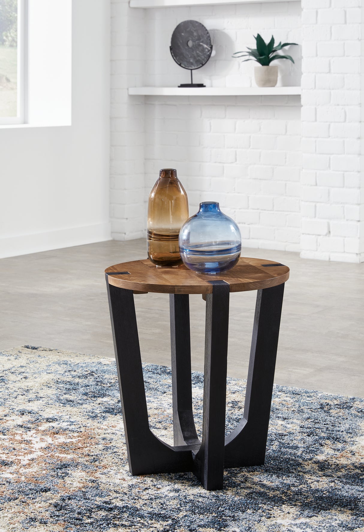 Furniture City Slidell - Ashley Furniture - Hanneforth End Table - Round End Table / Brown/Black - T726-6