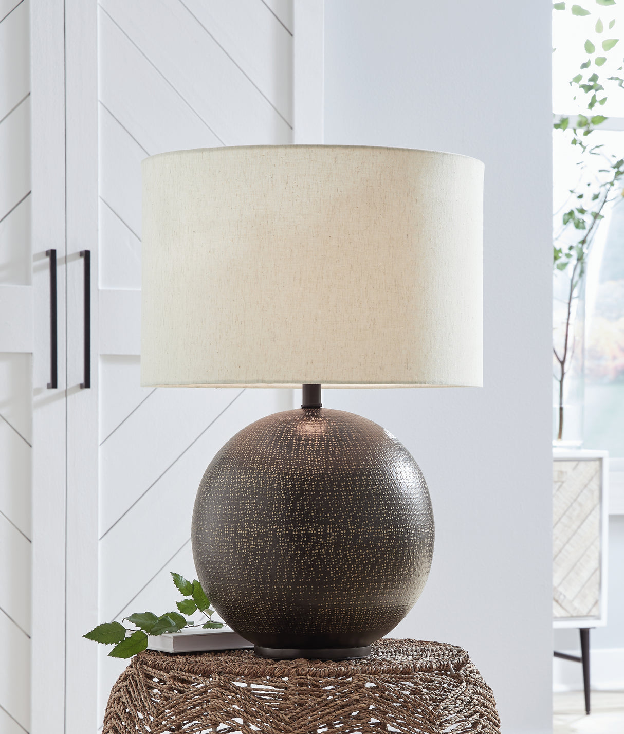 Furniture City Slidell - Ashley Furniture - Hambell Lighting - Metal Table Lamp (1/CN) / Black/Gold Finish - L207434