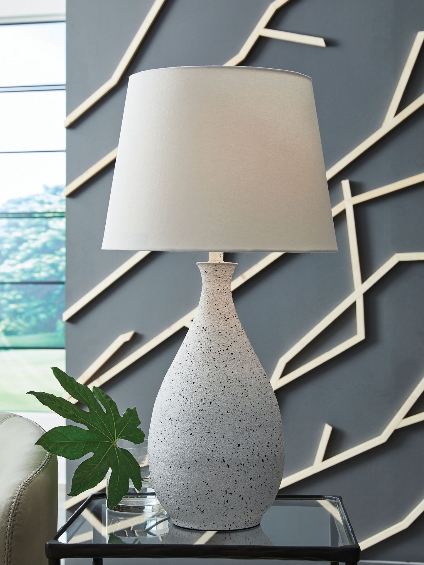 Wyattford - Metal Table Lamp - White / Black